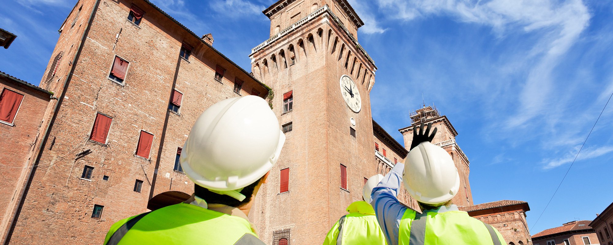 Operai edili al lavoro sul castello estense di Ferrara